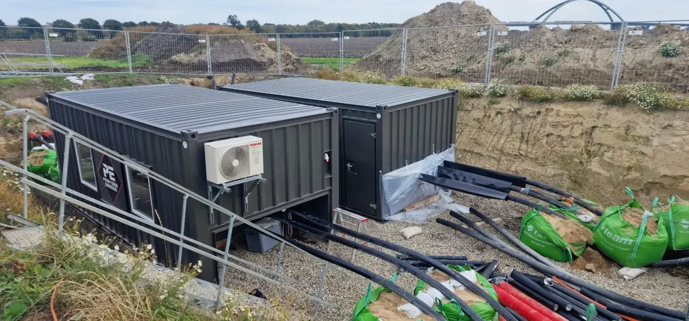 Mobile cable jointing container beside a cable route